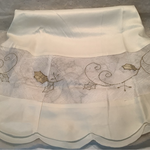 Christmas Tablecloth Metallic Gold Cutwork Scalloped Edge 66” Round Sam Hedaya - Picture 2 of 4